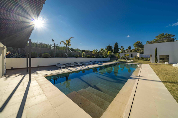 villa in Mougins : Rent 5 bedroom, ultra modern and stunning villa in Mougins with spacious gardens, swimming pool and movie room very close to Cannes - Photo 55