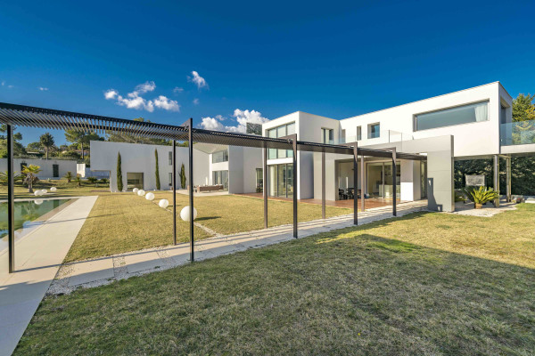 villa in Mougins : Rent 5 bedroom, ultra modern and stunning villa in Mougins with spacious gardens, swimming pool and movie room very close to Cannes - Photo 49