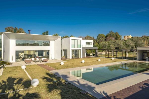 villa in Mougins : Rent 5 bedroom, ultra modern and stunning villa in Mougins with spacious gardens, swimming pool and movie room very close to Cannes - Photo 66
