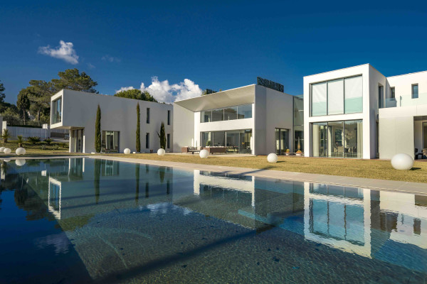 villa in Mougins : Rent 5 bedroom, ultra modern and stunning villa in Mougins with spacious gardens, swimming pool and movie room very close to Cannes - Photo 54