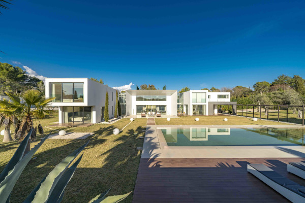 villa in Mougins : Rent 5 bedroom, ultra modern and stunning villa in Mougins with spacious gardens, swimming pool and movie room very close to Cannes - Photo 61