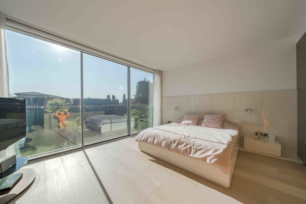 villa in Mougins : Rent 5 bedroom, ultra modern and stunning villa in Mougins with spacious gardens, swimming pool and movie room very close to Cannes - Photo 32