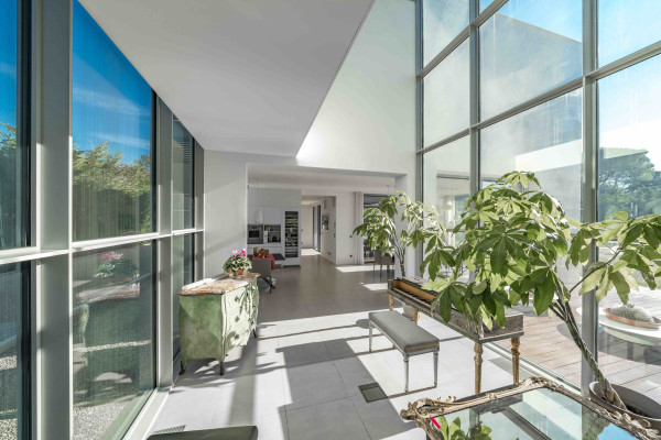 villa in Mougins : Rent 5 bedroom, ultra modern and stunning villa in Mougins with spacious gardens, swimming pool and movie room very close to Cannes - Photo 8