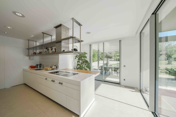 villa in Mougins : Rent 5 bedroom, ultra modern and stunning villa in Mougins with spacious gardens, swimming pool and movie room very close to Cannes - Photo 11