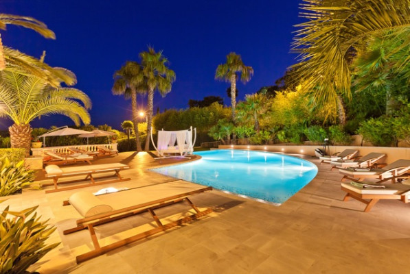 villa in Cannes : Rent modern 7 bedroom villa in the hills of Cannes with stunning sea views, large garden, cinema and easy access into Cannes - Photo 0