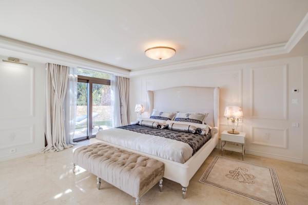 villa in Cap d'Antibes : Rent stunning 7 bedroom villa on the Cap d'Antibes with spacious gardens, pool and private beach! - Photo 91