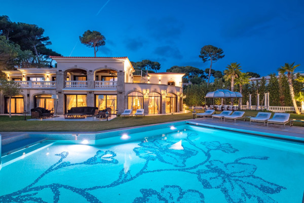 villa in Cap d'Antibes : Rent stunning 7 bedroom villa on the Cap d'Antibes with spacious gardens, pool and private beach! - Photo 4