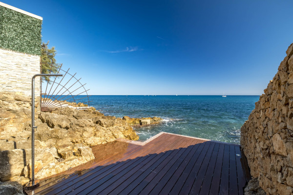 villa in Cap d'Antibes : Rent stunning 7 bedroom villa on the Cap d'Antibes with spacious gardens, pool and private beach! - Photo 46