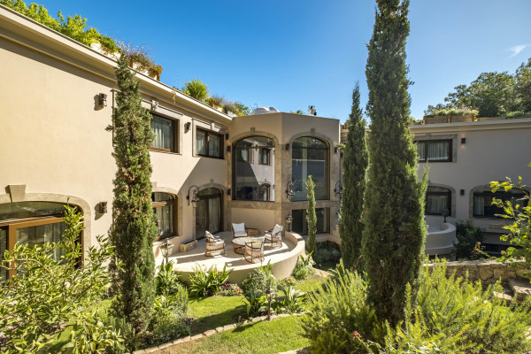 villa in Cap d'Antibes : Rent stunning 7 bedroom villa on the Cap d'Antibes with spacious gardens, pool and private beach! - Photo 70
