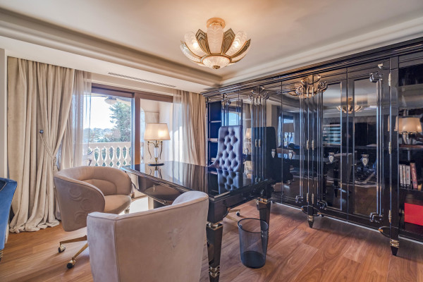 villa in Cap d'Antibes : Rent stunning 7 bedroom villa on the Cap d'Antibes with spacious gardens, pool and private beach! - Photo 59