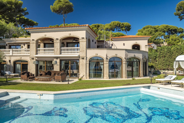 villa in Cap d'Antibes : Rent stunning 7 bedroom villa on the Cap d'Antibes with spacious gardens, pool and private beach! - Photo 75