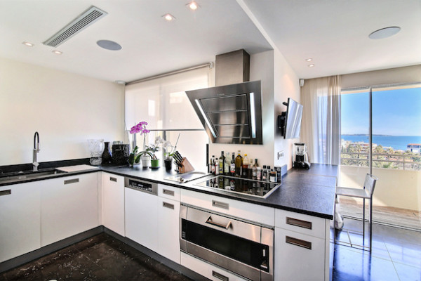 apartment in Cannes : Rent prestigious 5 bedroom penthouse on the famous Croisette with stunning sea views - Photo 7