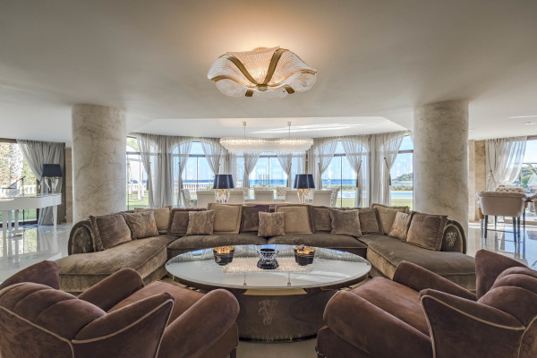 villa in Cap d'Antibes : Rent stunning 7 bedroom villa on the Cap d'Antibes with spacious gardens, pool and private beach! - Photo 28