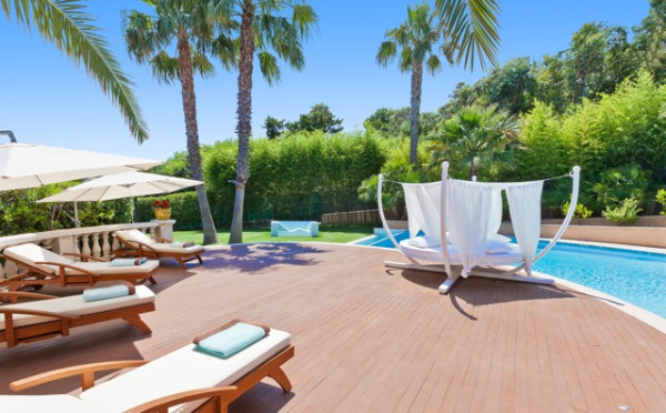 villa in Cannes : Rent modern 7 bedroom villa in the hills of Cannes with stunning sea views, large garden, cinema and easy access into Cannes - Photo 18