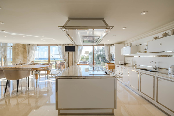 villa in Cap d'Antibes : Rent stunning 7 bedroom villa on the Cap d'Antibes with spacious gardens, pool and private beach! - Photo 37