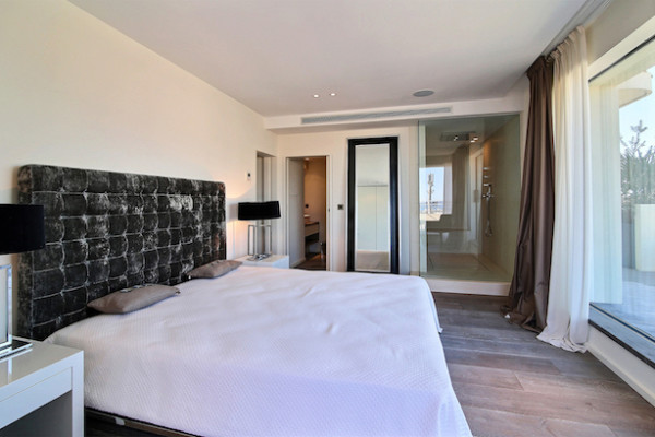 apartment in Cannes : Rent prestigious 5 bedroom penthouse on the famous Croisette with stunning sea views - Photo 20
