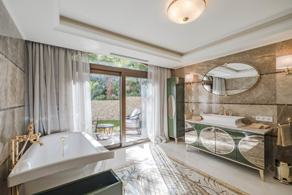villa in Cap d'Antibes : Rent stunning 7 bedroom villa on the Cap d'Antibes with spacious gardens, pool and private beach! - Photo 92
