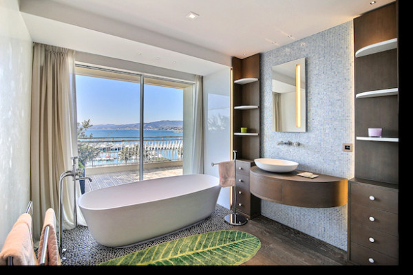 apartment in Cannes : Rent prestigious 5 bedroom penthouse on the famous Croisette with stunning sea views - Photo 17
