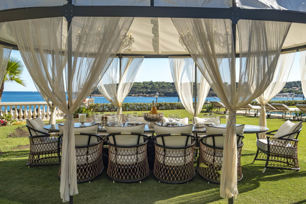 villa in Cap d'Antibes : Rent stunning 7 bedroom villa on the Cap d'Antibes with spacious gardens, pool and private beach! - Photo 39