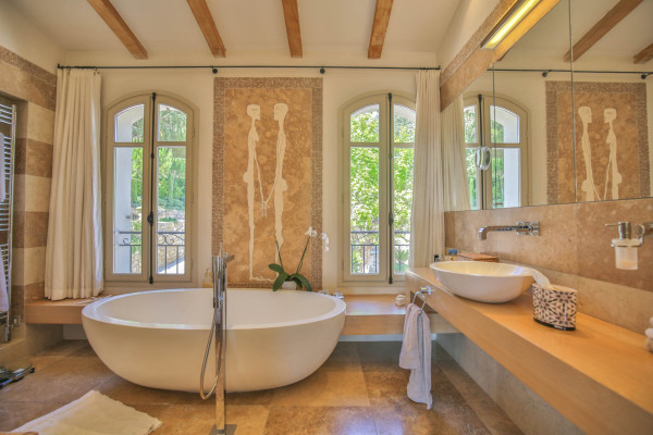villa in Mougins : Luxury Seven Bedroom Villa to Rent in Mougins - Photo 18