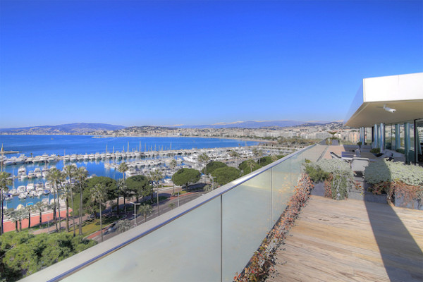 apartment in Cannes : Rent prestigious 5 bedroom penthouse on the famous Croisette with stunning sea views - Photo 12