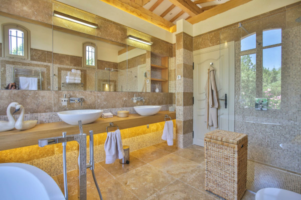 villa in Mougins : Luxury Seven Bedroom Villa to Rent in Mougins - Photo 24