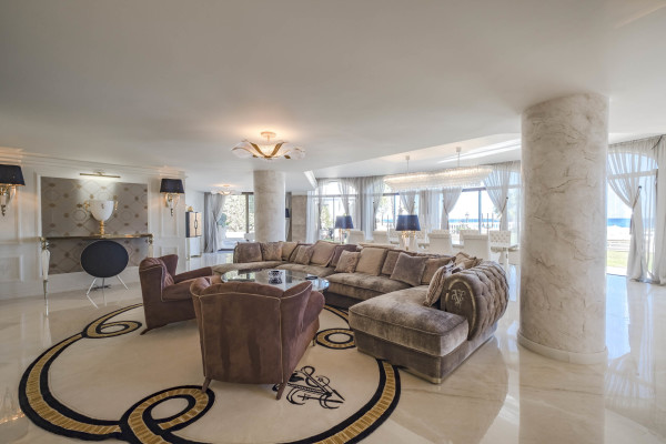 villa in Cap d'Antibes : Rent stunning 7 bedroom villa on the Cap d'Antibes with spacious gardens, pool and private beach! - Photo 35