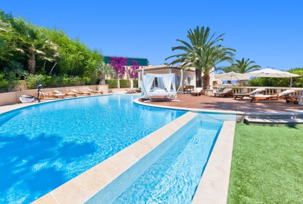 villa in Cannes : Rent modern 7 bedroom villa in the hills of Cannes with stunning sea views, large garden, cinema and easy access into Cannes - Photo 28