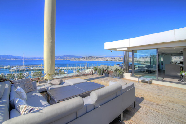 apartment in Cannes : Rent prestigious 5 bedroom penthouse on the famous Croisette with stunning sea views - Photo 2