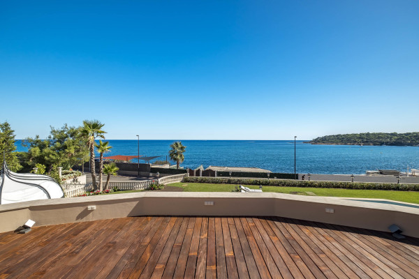 villa in Cap d'Antibes : Rent stunning 7 bedroom villa on the Cap d'Antibes with spacious gardens, pool and private beach! - Photo 84