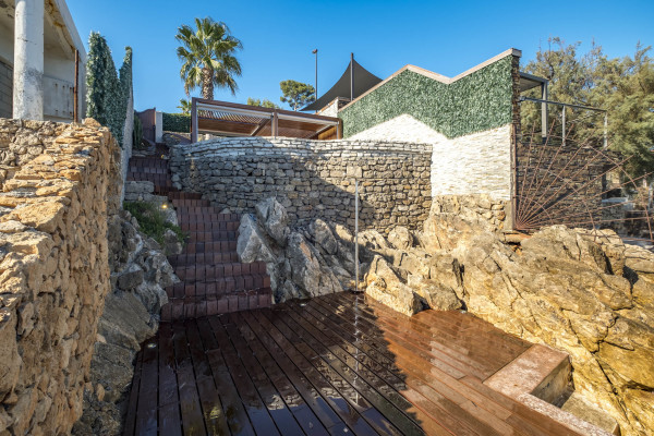 villa in Cap d'Antibes : Rent stunning 7 bedroom villa on the Cap d'Antibes with spacious gardens, pool and private beach! - Photo 45