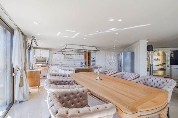 villa in Cap d'Antibes : Rent stunning 7 bedroom villa on the Cap d'Antibes with spacious gardens, pool and private beach! - Photo 29