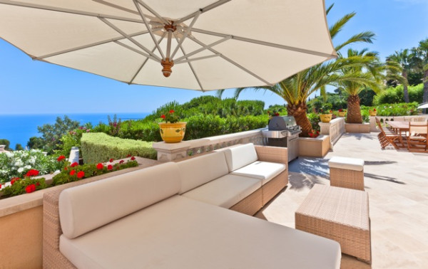 villa in Cannes : Rent modern 7 bedroom villa in the hills of Cannes with stunning sea views, large garden, cinema and easy access into Cannes - Photo 24