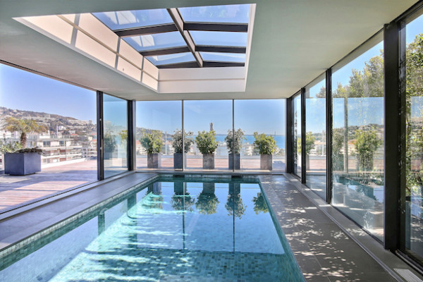 apartment in Cannes : Rent prestigious 5 bedroom penthouse on the famous Croisette with stunning sea views - Photo 1