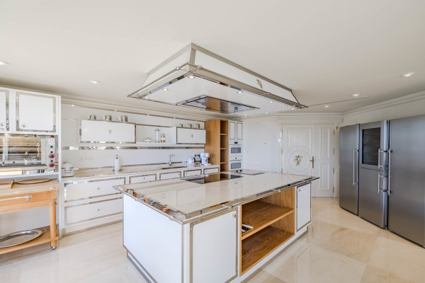 villa in Cap d'Antibes : Rent stunning 7 bedroom villa on the Cap d'Antibes with spacious gardens, pool and private beach! - Photo 36