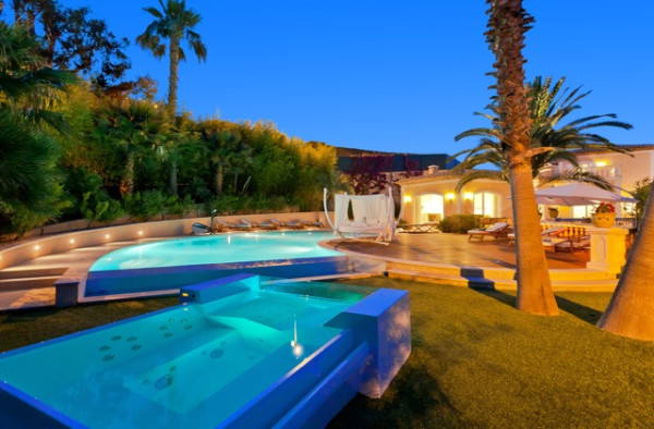 villa in Cannes : Rent modern 7 bedroom villa in the hills of Cannes with stunning sea views, large garden, cinema and easy access into Cannes - Photo 5