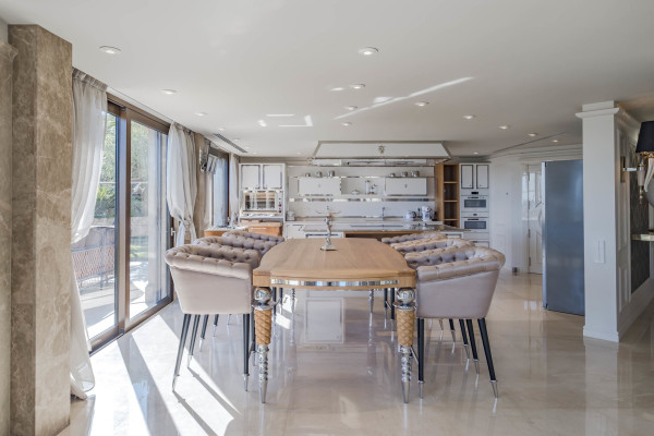 villa in Cap d'Antibes : Rent stunning 7 bedroom villa on the Cap d'Antibes with spacious gardens, pool and private beach! - Photo 30