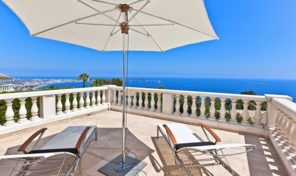 villa in Cannes : Rent modern 7 bedroom villa in the hills of Cannes with stunning sea views, large garden, cinema and easy access into Cannes - Photo 22