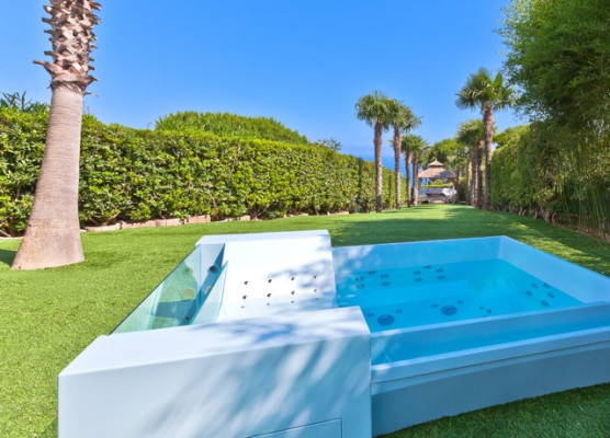 villa in Cannes : Rent modern 7 bedroom villa in the hills of Cannes with stunning sea views, large garden, cinema and easy access into Cannes - Photo 20