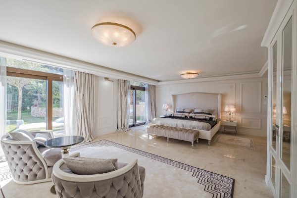 villa in Cap d'Antibes : Rent stunning 7 bedroom villa on the Cap d'Antibes with spacious gardens, pool and private beach! - Photo 90
