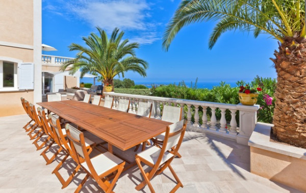villa in Cannes : Rent modern 7 bedroom villa in the hills of Cannes with stunning sea views, large garden, cinema and easy access into Cannes - Photo 26