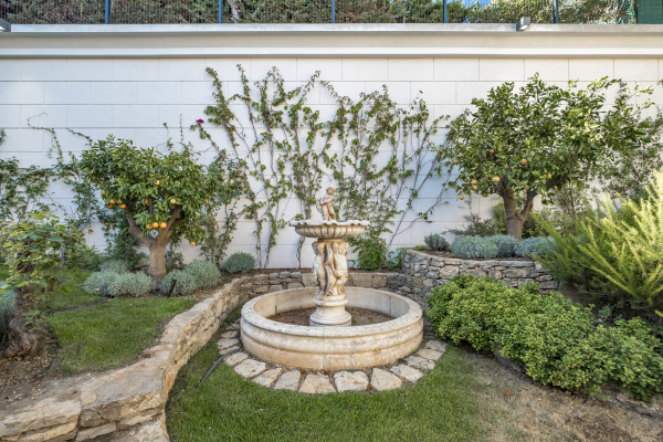 villa in Cap d'Antibes : Rent stunning 7 bedroom villa on the Cap d'Antibes with spacious gardens, pool and private beach! - Photo 18