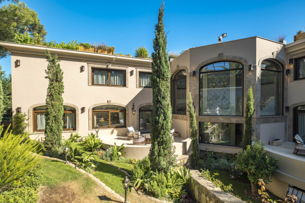 villa in Cap d'Antibes : Rent stunning 7 bedroom villa on the Cap d'Antibes with spacious gardens, pool and private beach! - Photo 68