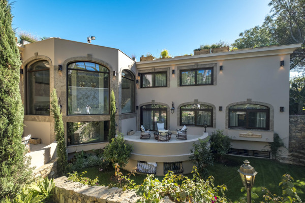villa in Cap d'Antibes : Rent stunning 7 bedroom villa on the Cap d'Antibes with spacious gardens, pool and private beach! - Photo 66