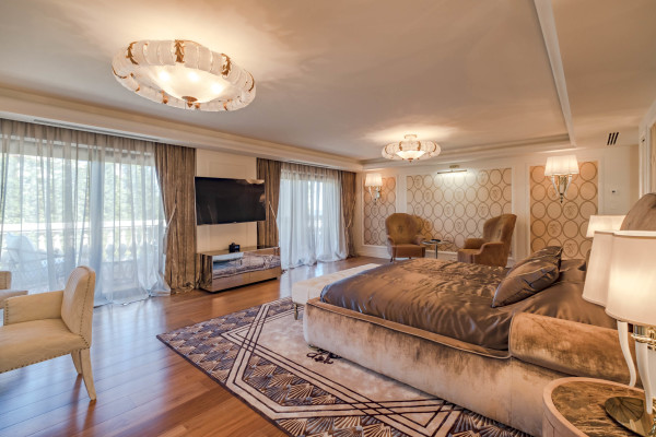 villa in Cap d'Antibes : Rent stunning 7 bedroom villa on the Cap d'Antibes with spacious gardens, pool and private beach! - Photo 85