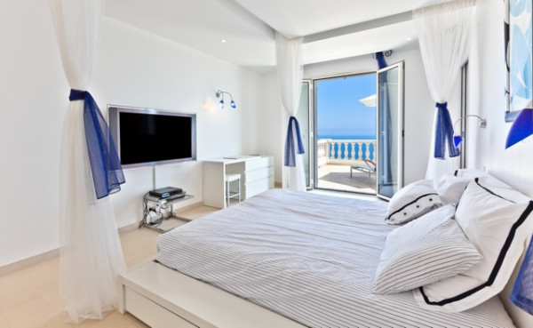 villa in Cannes : Rent modern 7 bedroom villa in the hills of Cannes with stunning sea views, large garden, cinema and easy access into Cannes - Photo 15