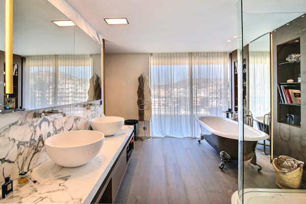 apartment in Cannes : Rent prestigious 5 bedroom penthouse on the famous Croisette with stunning sea views - Photo 5