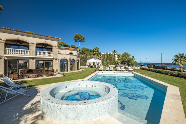 villa in Cap d'Antibes : Rent stunning 7 bedroom villa on the Cap d'Antibes with spacious gardens, pool and private beach! - Photo 79