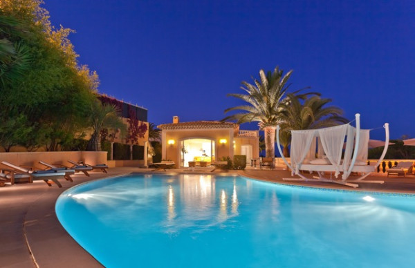 villa in Cannes : Rent modern 7 bedroom villa in the hills of Cannes with stunning sea views, large garden, cinema and easy access into Cannes - Photo 4