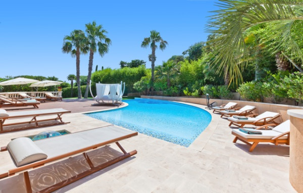 villa in Cannes : Rent modern 7 bedroom villa in the hills of Cannes with stunning sea views, large garden, cinema and easy access into Cannes - Photo 25